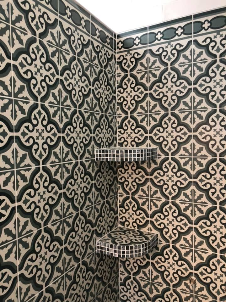 Carrelage dans une salle de bains, focus sur un porte-savon