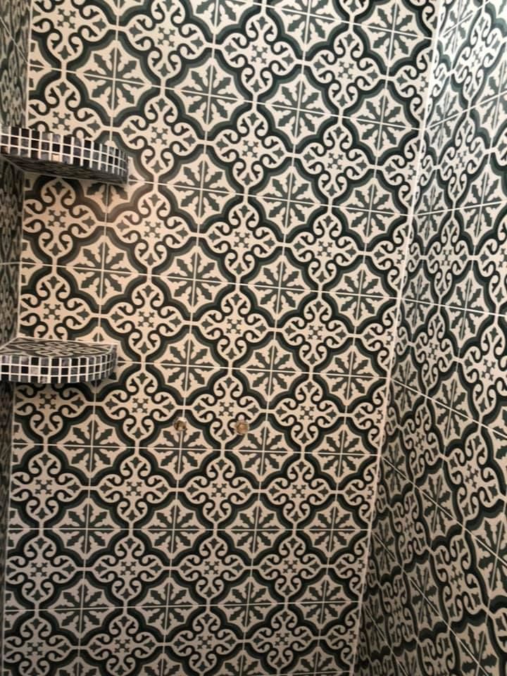 Carrelage dans salle de bains