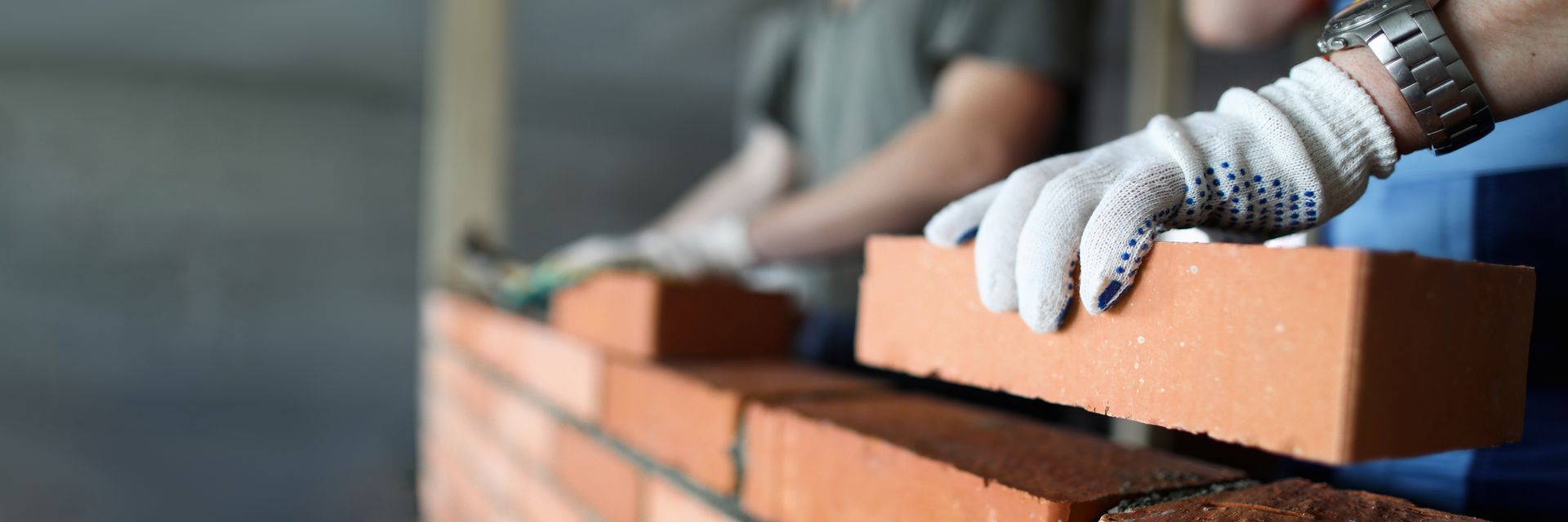 Très gros plan sur la pose d'un mur