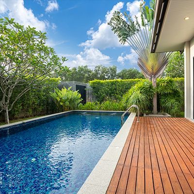 Piscine creusée et terrasse en bois