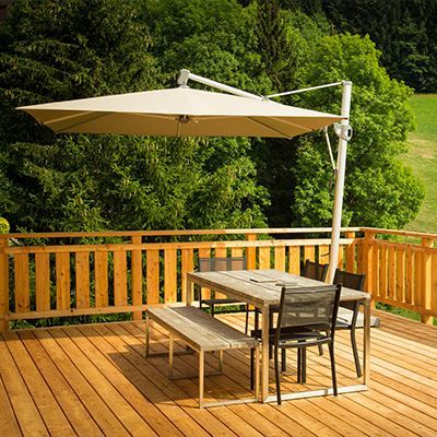 Terrasse en bois devant verdure