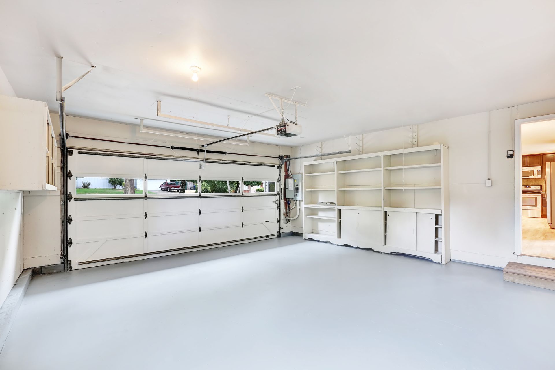 Garage vide blanc