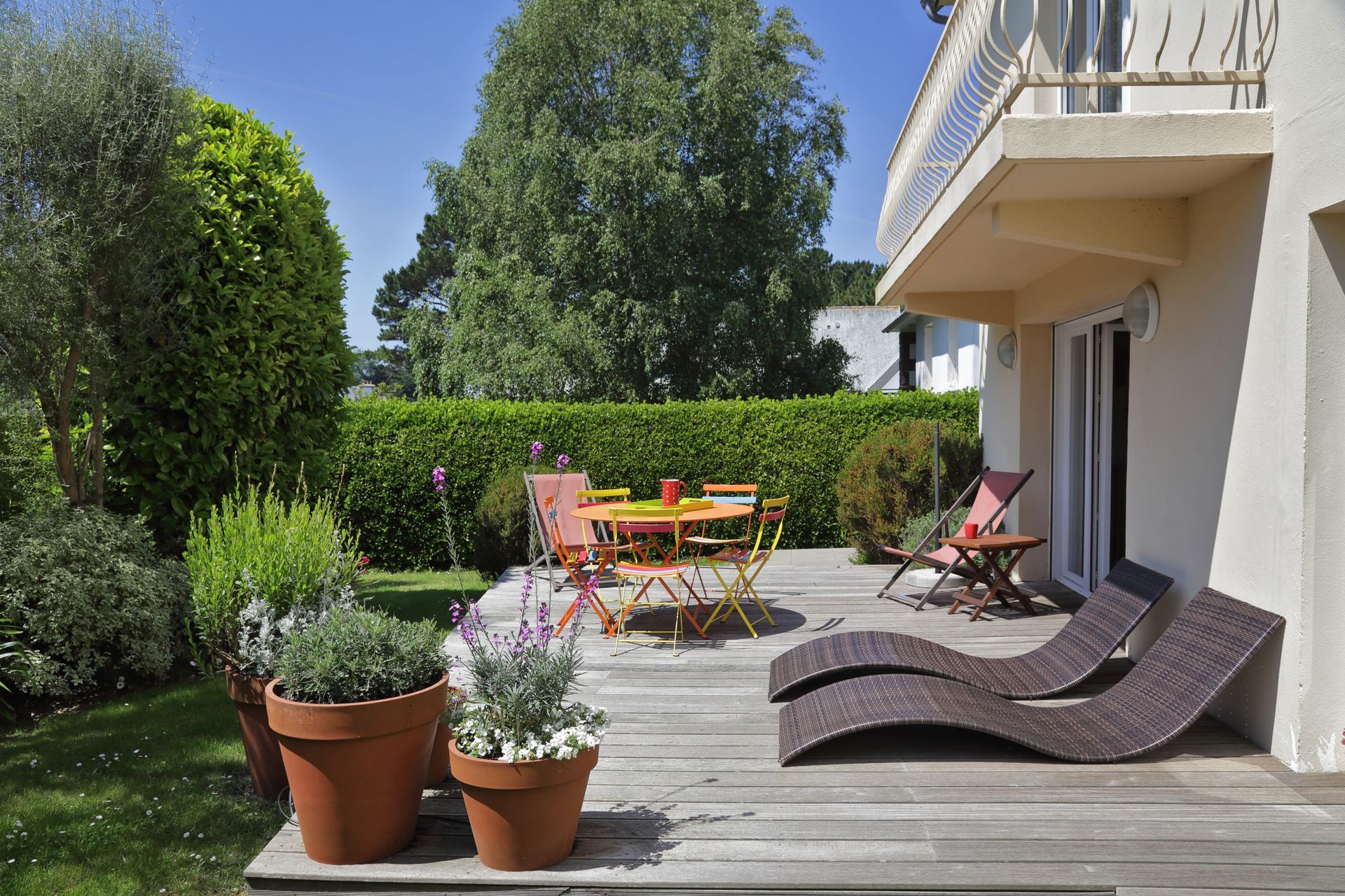 Terrasse coquette dans un petit jardin