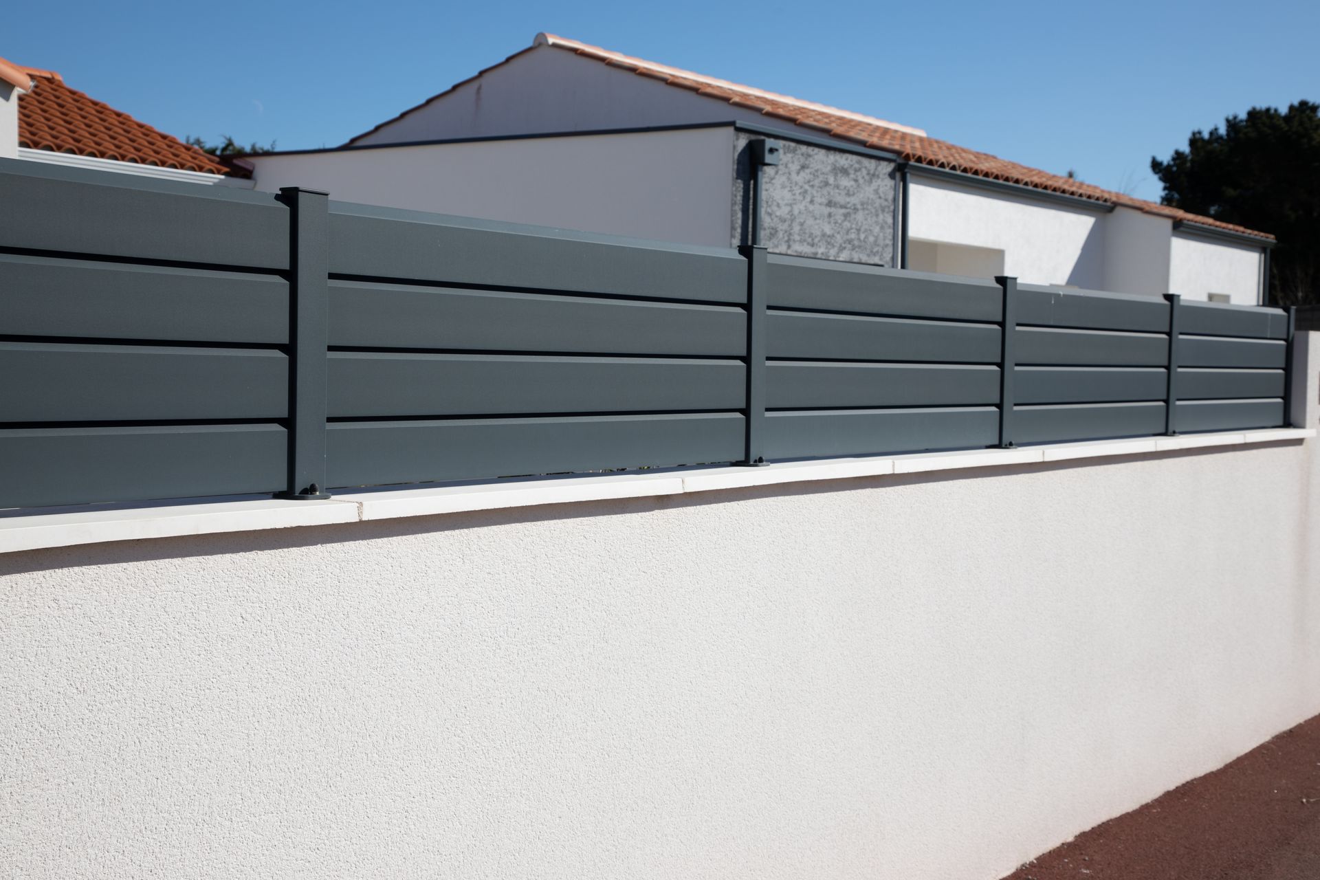 Mur de clôture devant une maison moderne