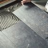 Pose de carrelage moderne sombre
