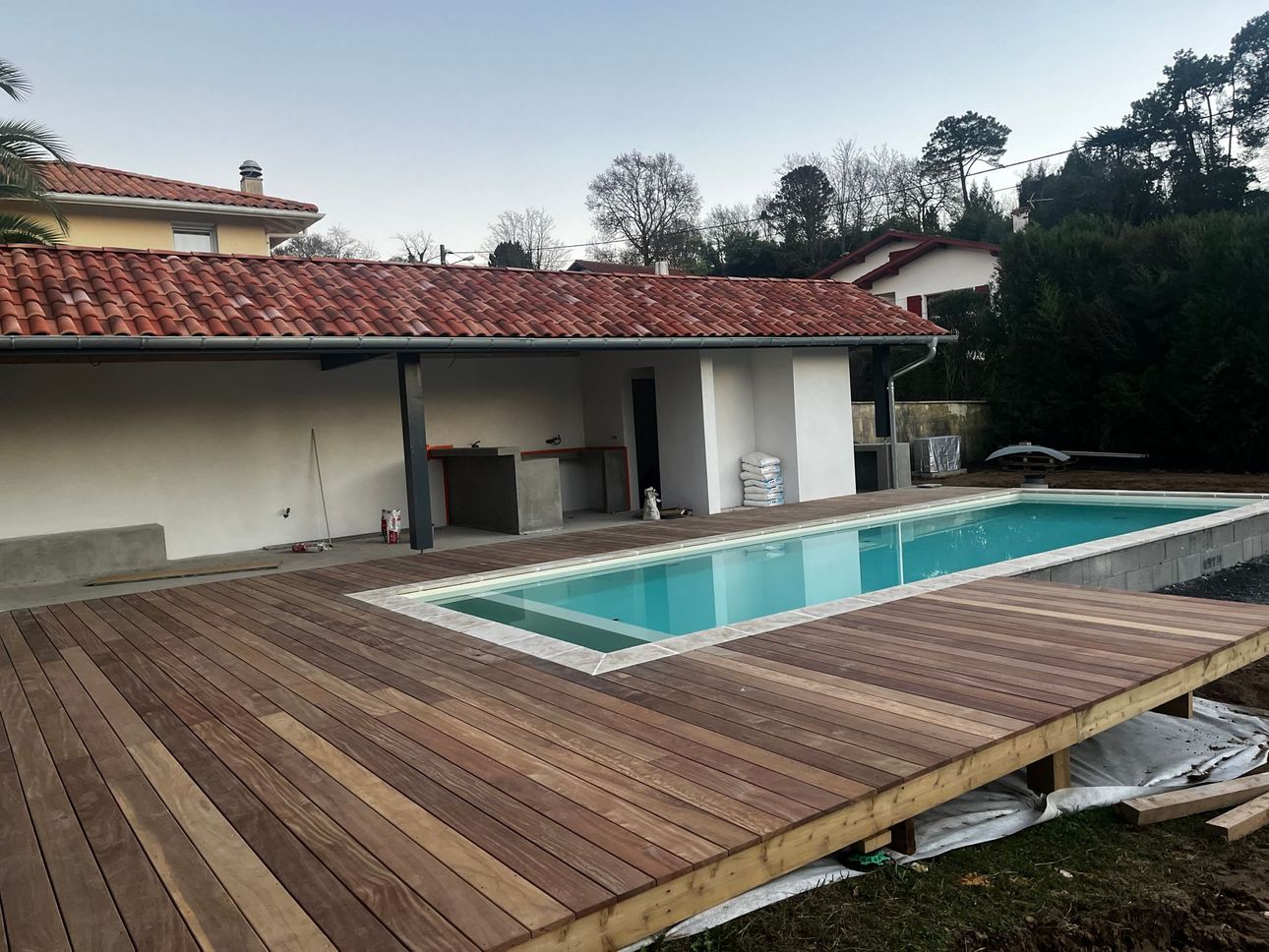 Coin piscine avec terrasse en bois