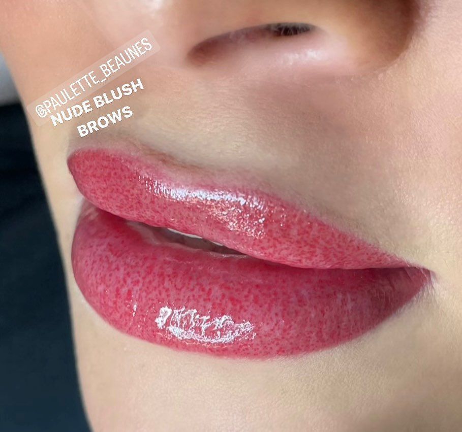 Nude blush brows poudré