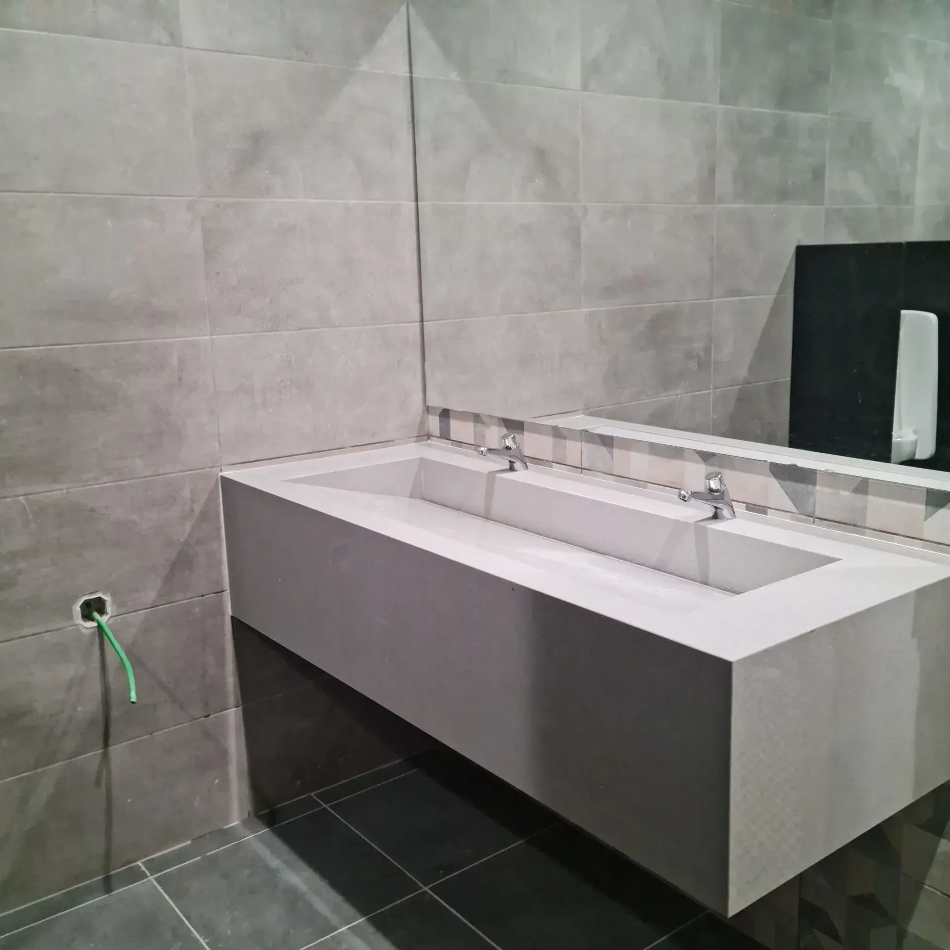 Uma cozinha com armários de madeira e uma pia