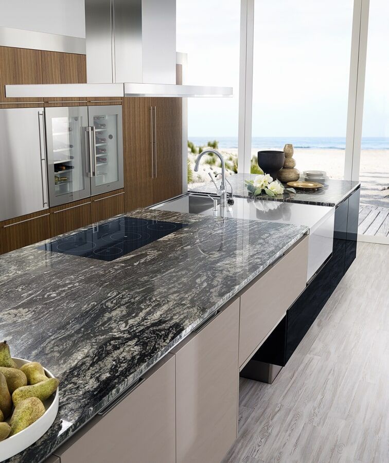 Uma cozinha com uma tigela de peras no balcão