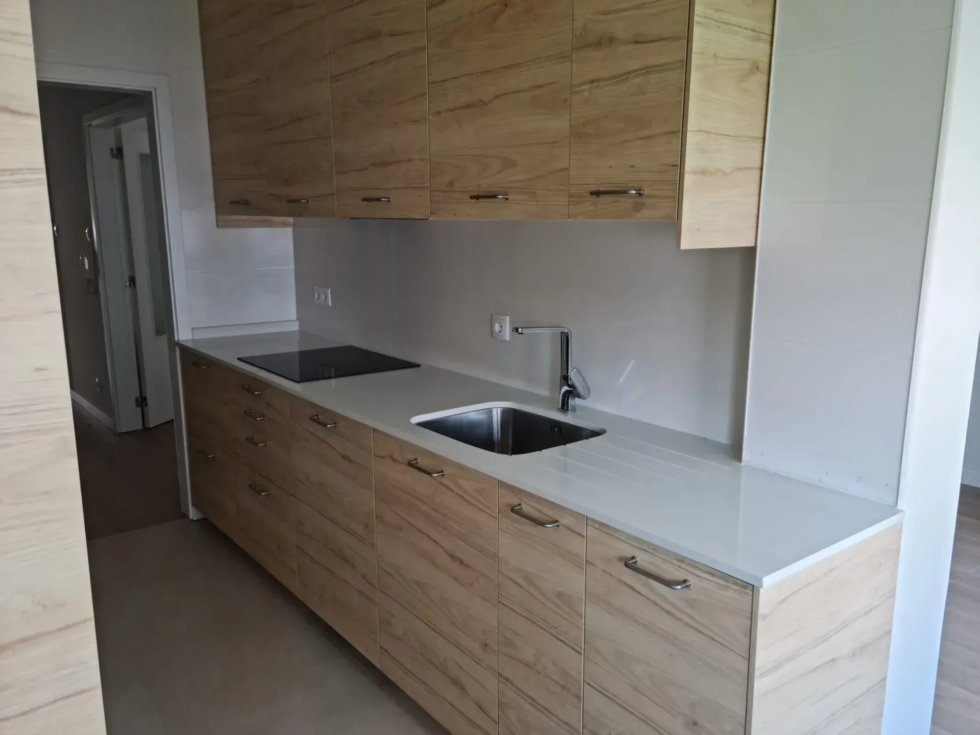 Uma cozinha com armários de madeira e uma pia