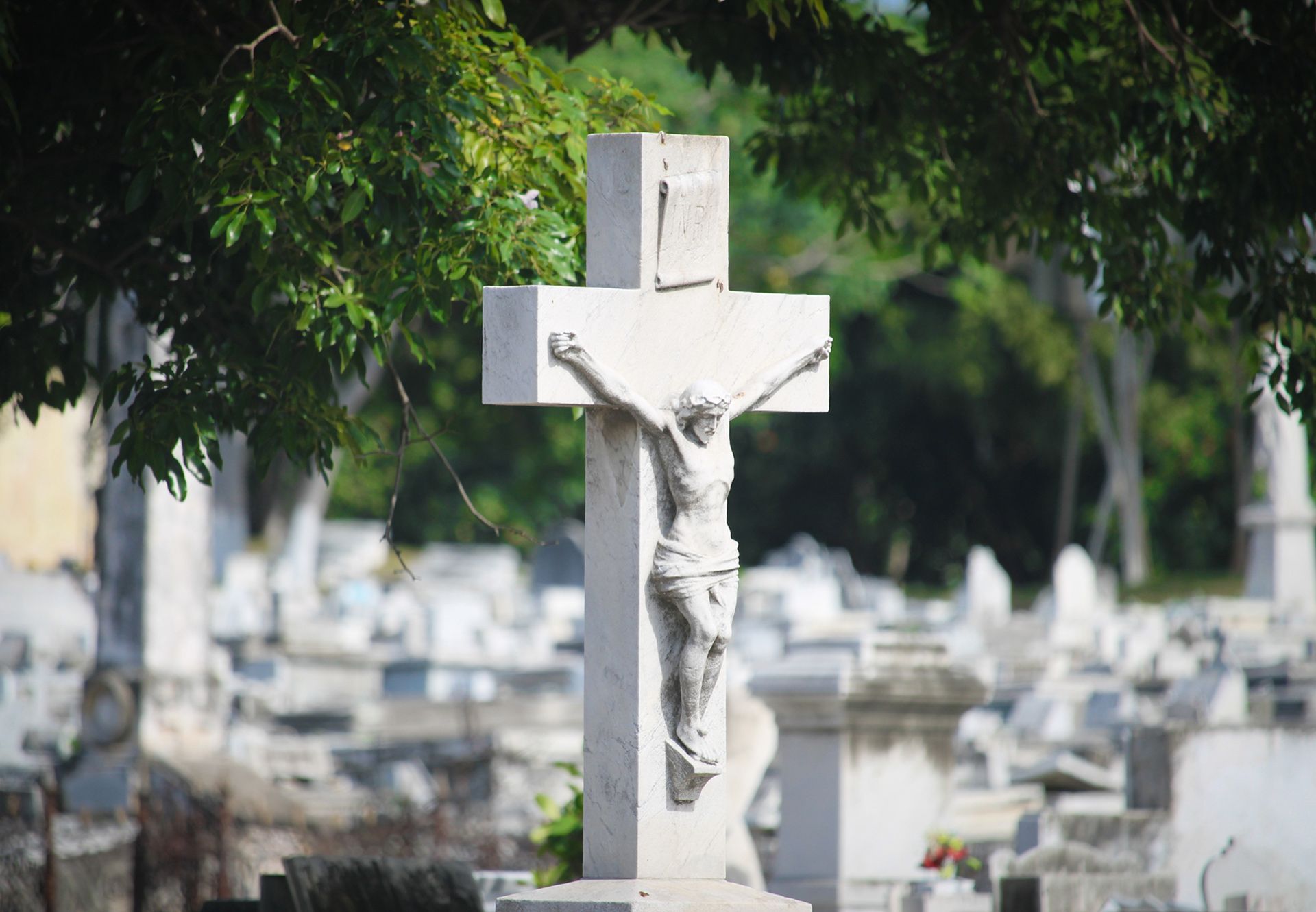 Uma cozinha com bancadas de mármore e uma pia