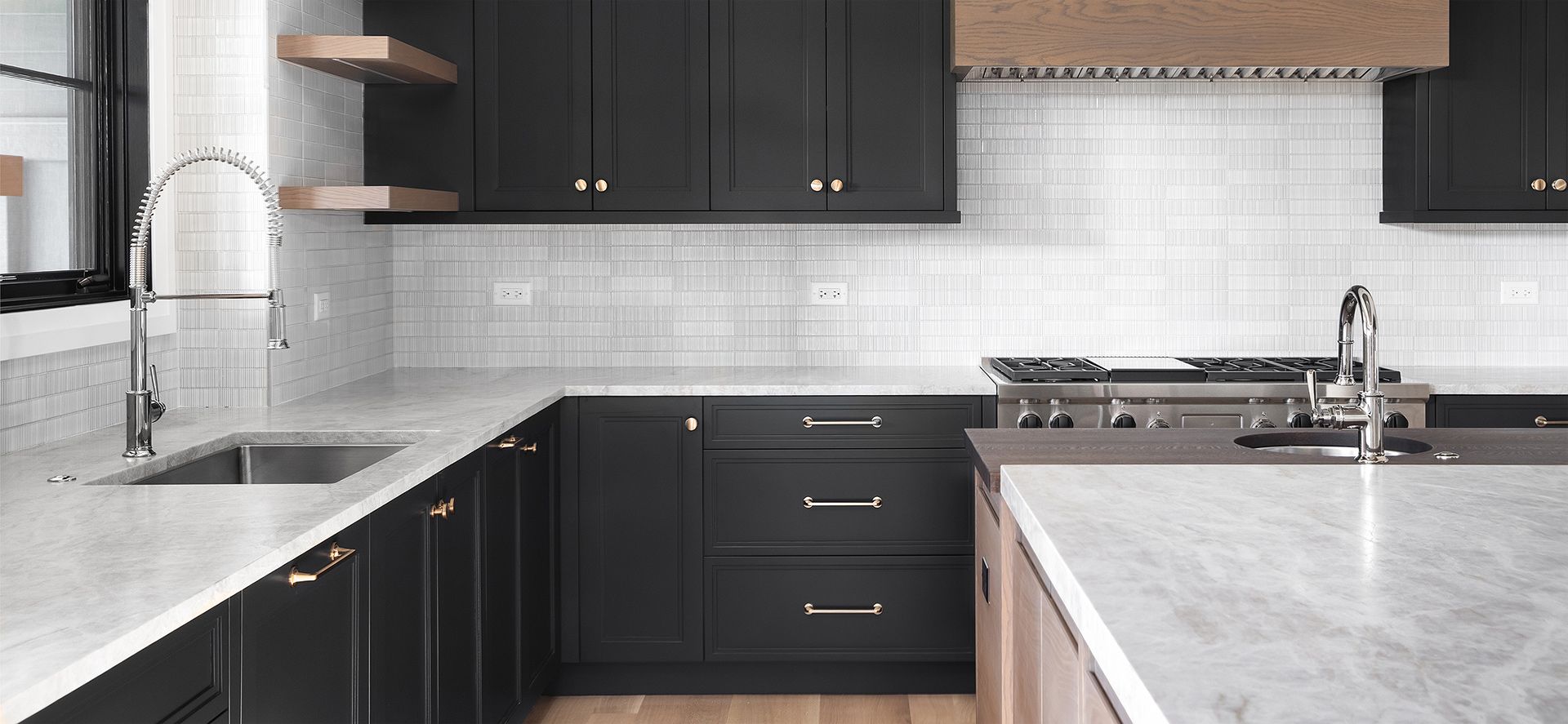 Uma cozinha com armários brancos e um fogão preto.