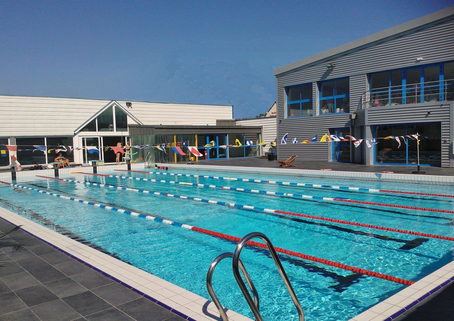 Piscine extérieure par temps clair et dégagé
