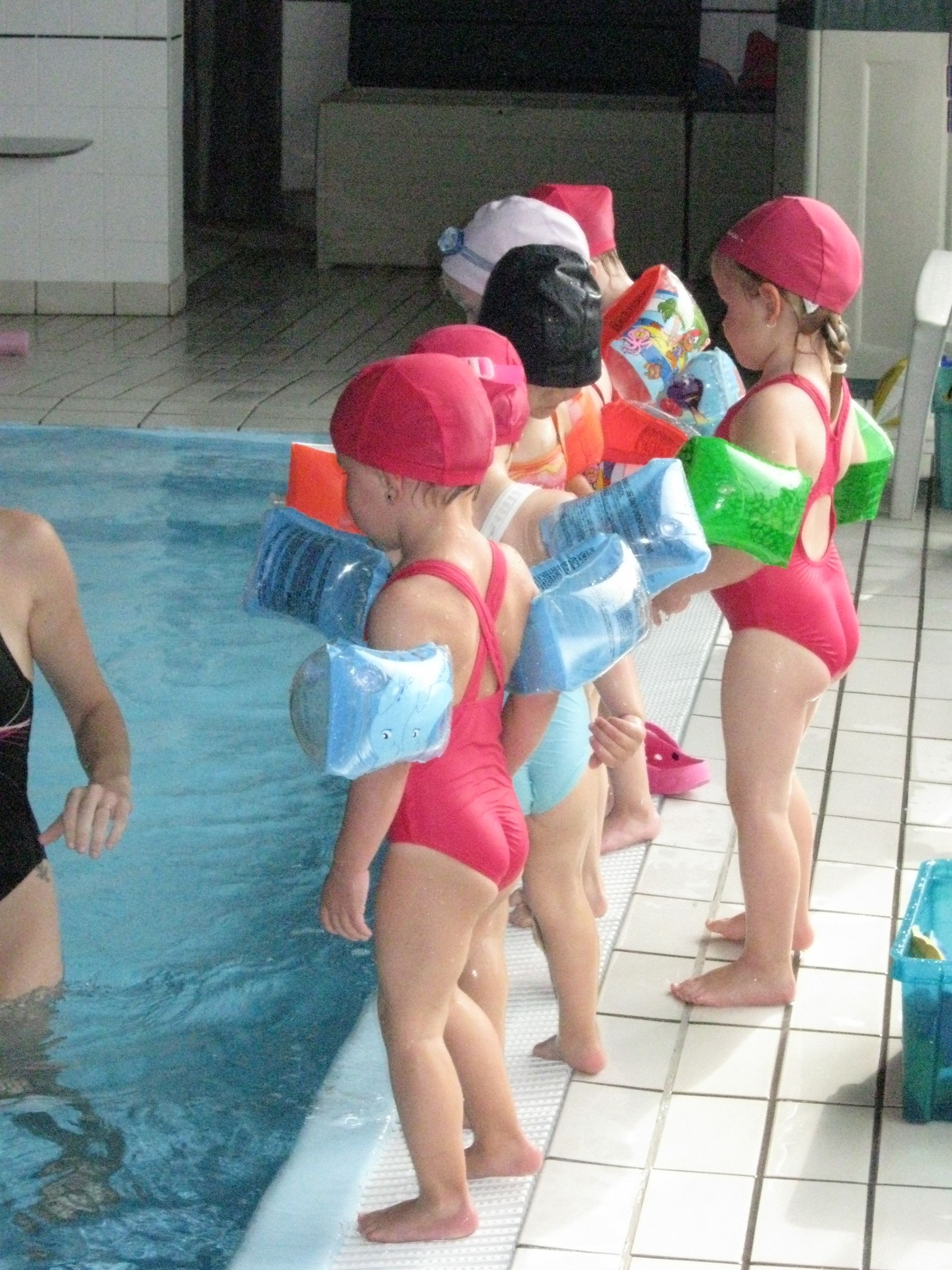 Jeunes enfants s'apprêtant à nager