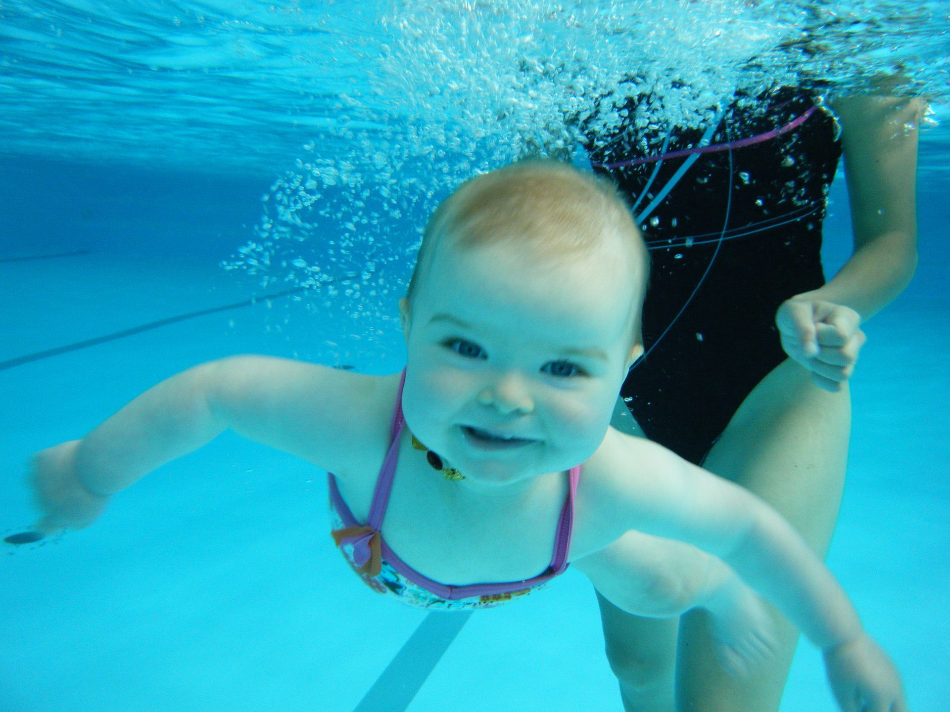 Bébé nageur sous l'eau