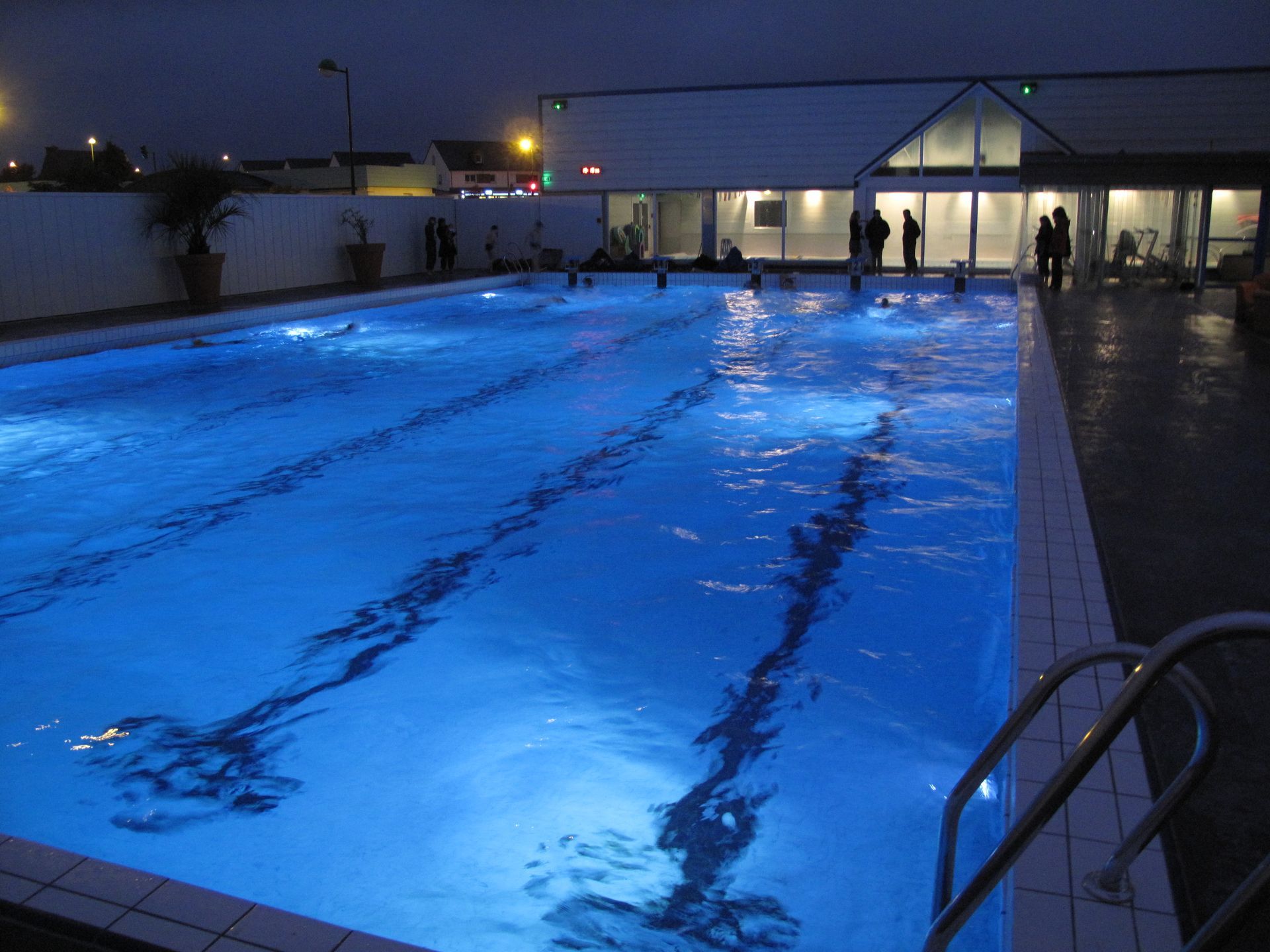 Piscine extérieure de nuit