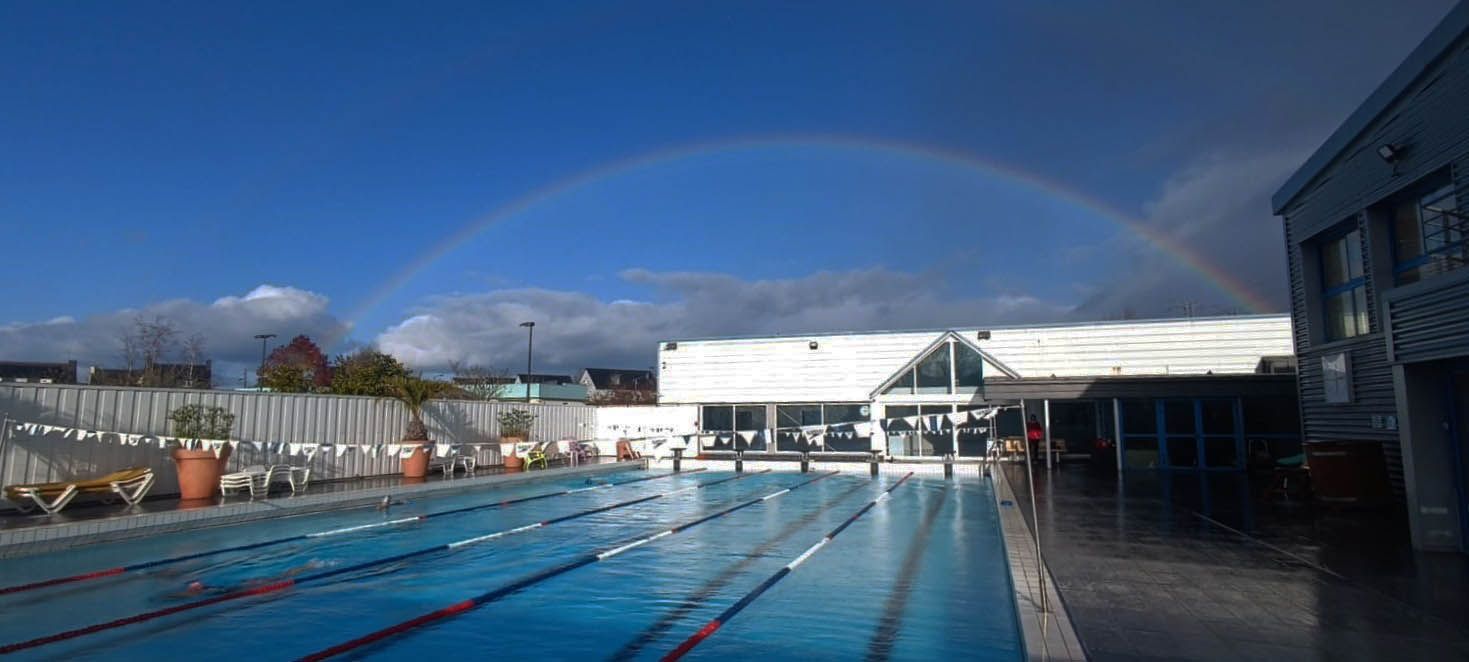Arc-en-ciel surplombant la piscine extérieure