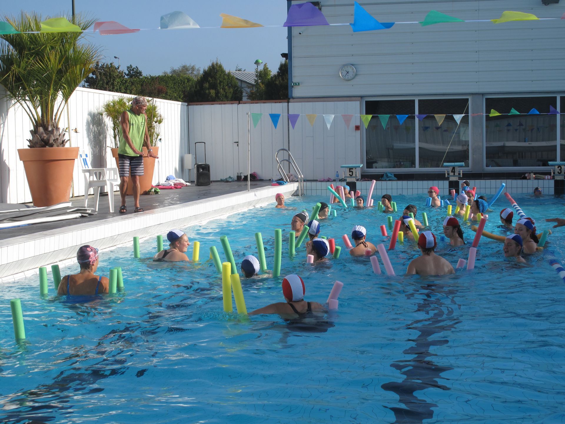 Séance d'aquagym dans une piscine extérieure