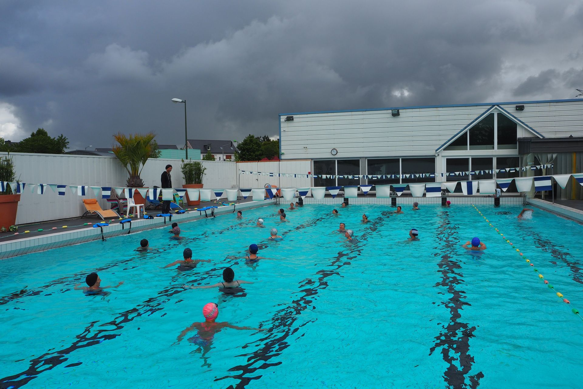 Nageurs et nageuses dans la piscine extérieure