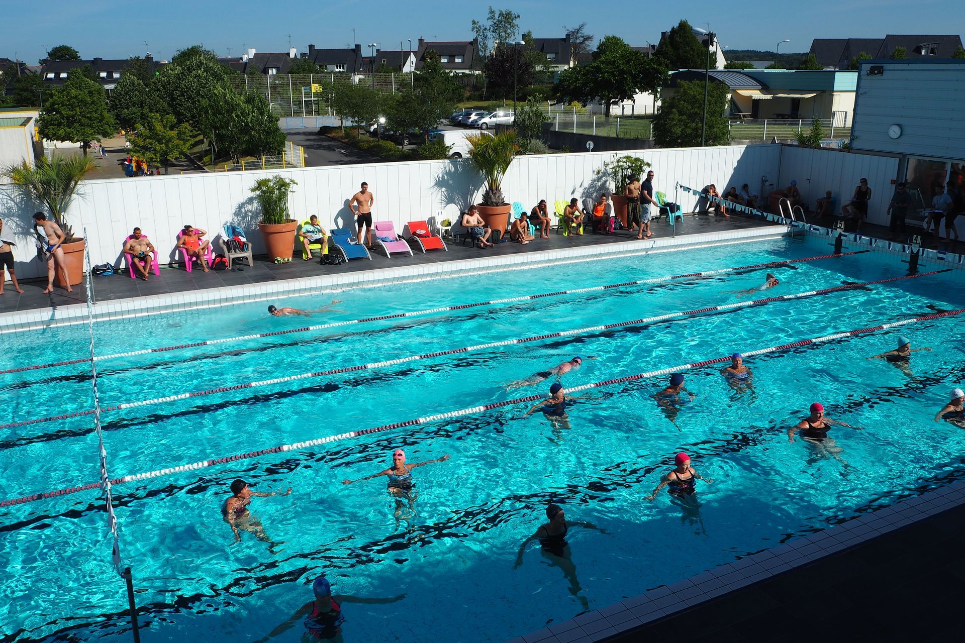 Séance d'aquagym en extérieur vue d'en haut