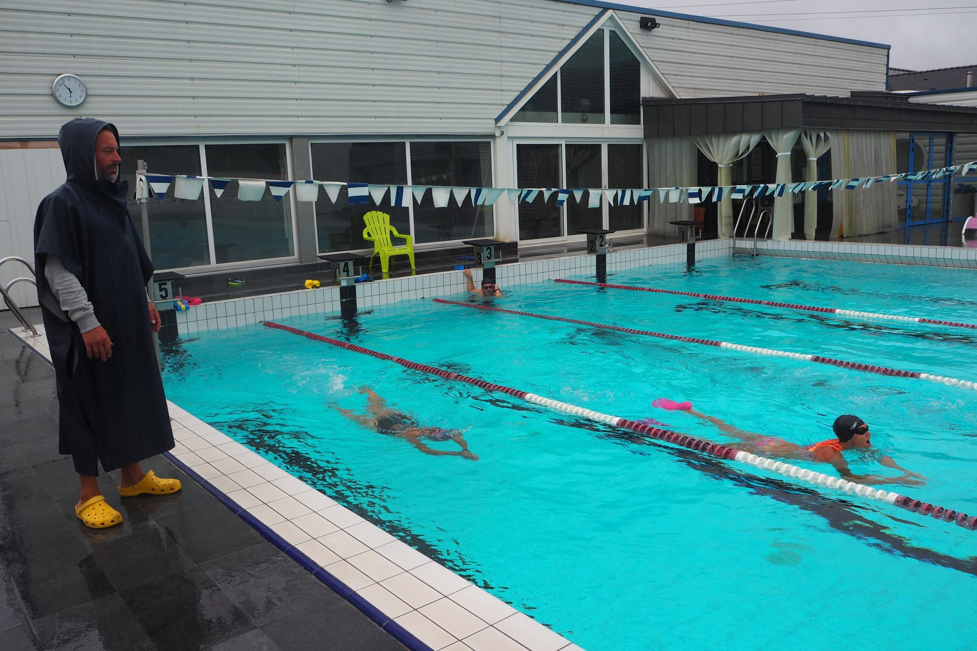 Cours de natation dans une piscine