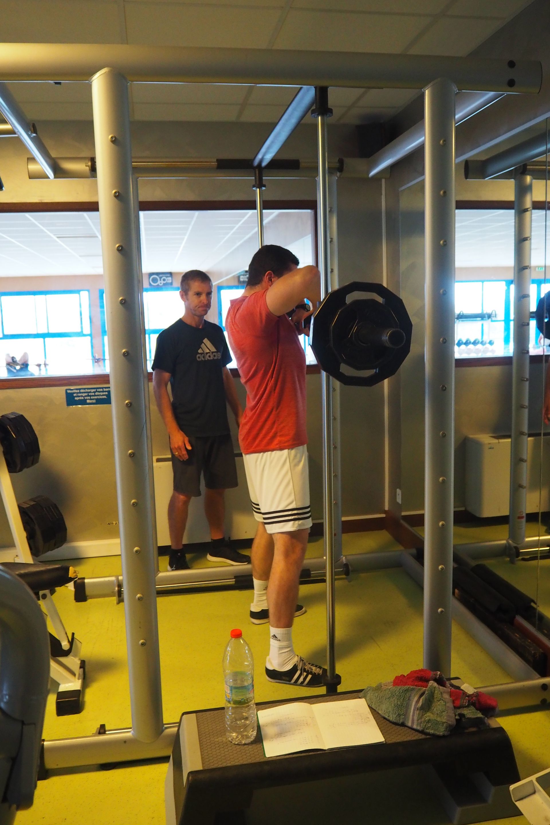 Deux personnes dans la salle de musculation