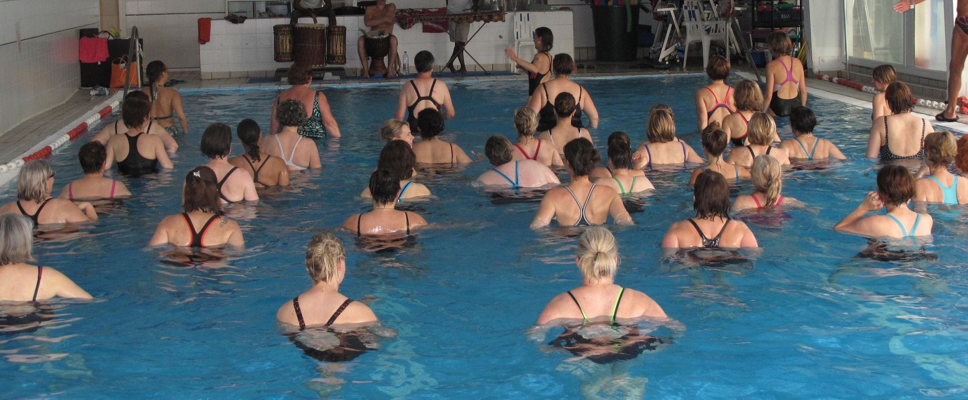 Un grand nombre de femmes participent à une séance d'aquagym