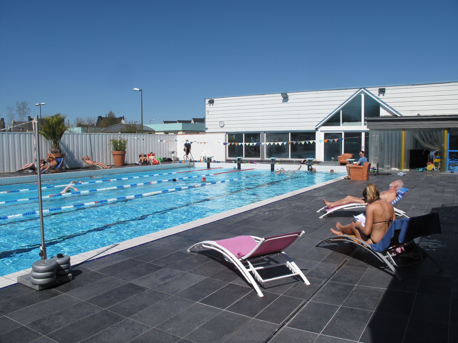 Vue de la piscine extérieure avec un ciel bleu