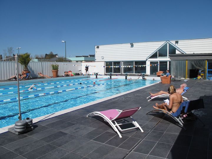 Vue de la piscine extérieure avec un ciel bleu
