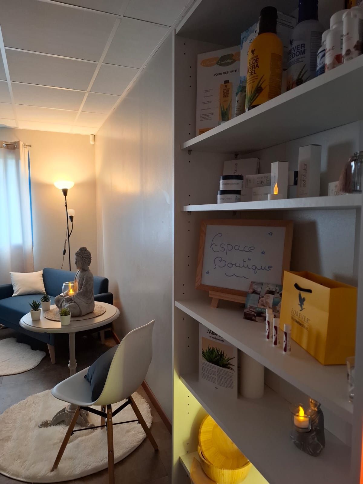 Pièce confortable avec une petite table ronde, des chaises, une lampe et des étagères contenant des objets de décoration