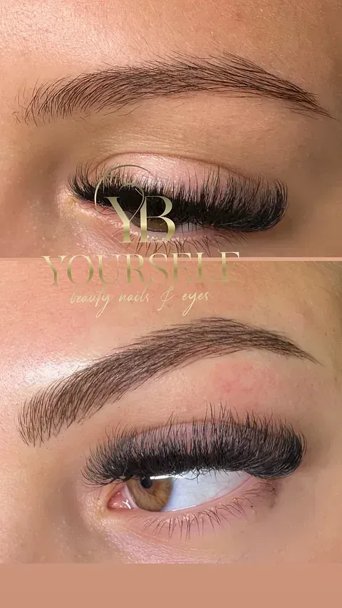 Una fotografía de antes y después de las cejas de una mujer.