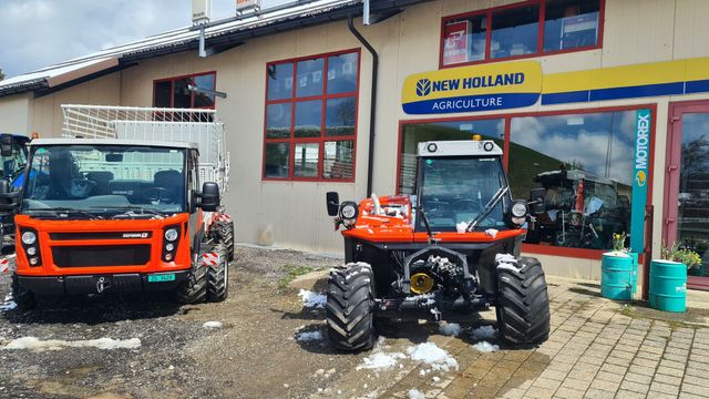 Blaue Traktoren standen vor einem Gebäude, auf dem der Firmenname „SCHWENK AG“ deutlich zu sehen war.
