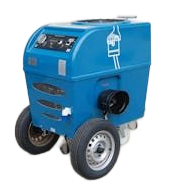 Balkongeländer mit Blick auf einen grasbewachsenen Hof mit viel Grün und einem Gebäude im Hintergrund.