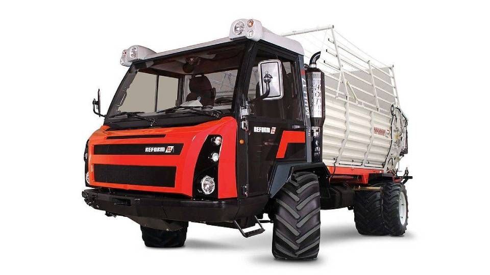 Roter und schwarzer Aebi-Lkw mit grossen Reifen und einer Ladefläche aus Metall.