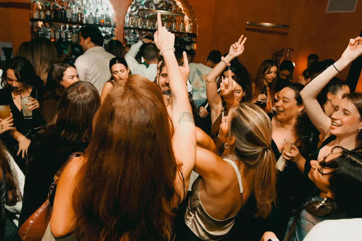 Camiseta negra colgada de una cadena; el texto dice 