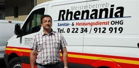 Ein Mann steht vor einem Lieferwagen mit der Aufschrift „Rhenania“.