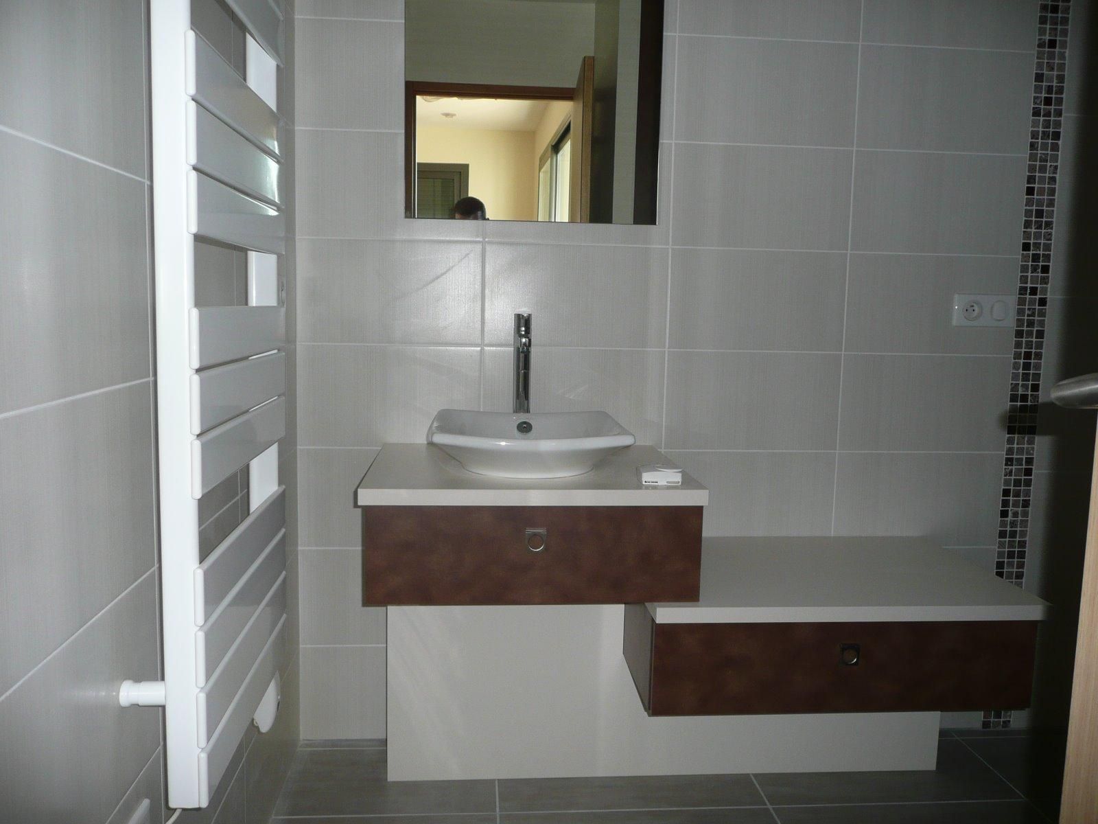 Radiateur mural et lavabo dans une salle de bains