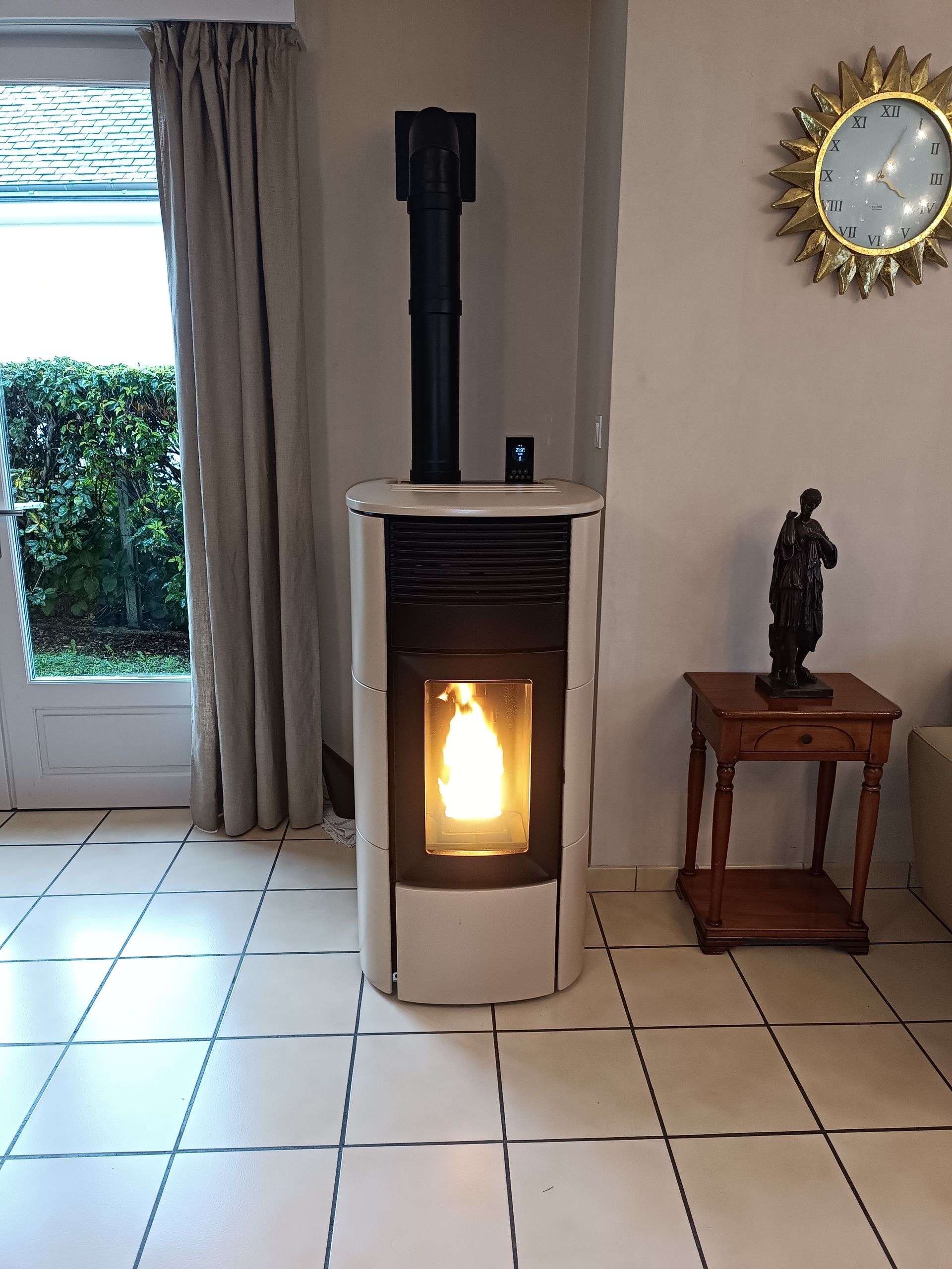 Insert à bois moderne dans un salon