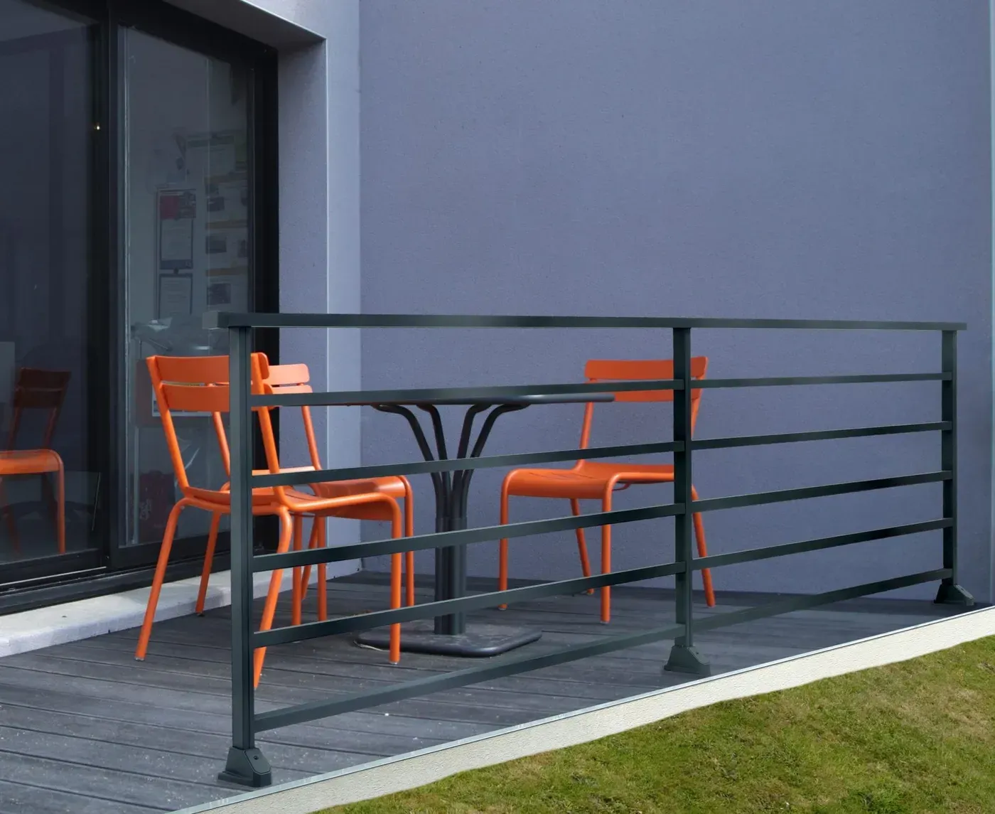Garde-corps sur une terrasse moderne.