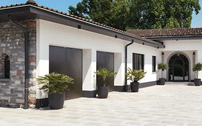 Façade d'une maison moderne avec des baies vitrées et fenêtres.