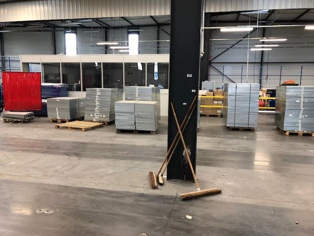 Grand espace intérieur et deux balais