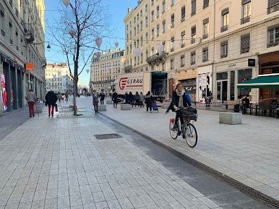 Véhicule de l'entreprise lors d'un déménagement en plein centre