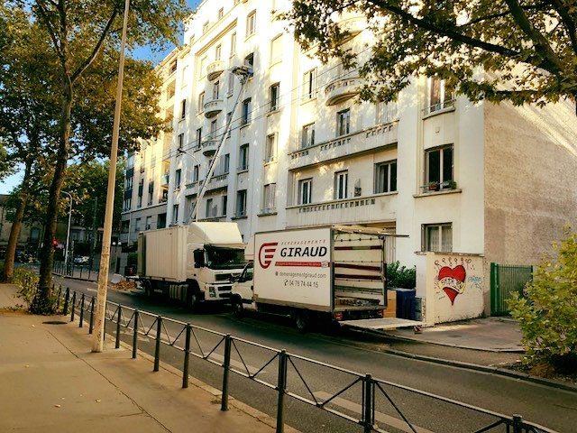 Véhicules de l'entreprise durant un déménagement ensoleillé