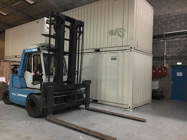 Véhicule et containers blancs