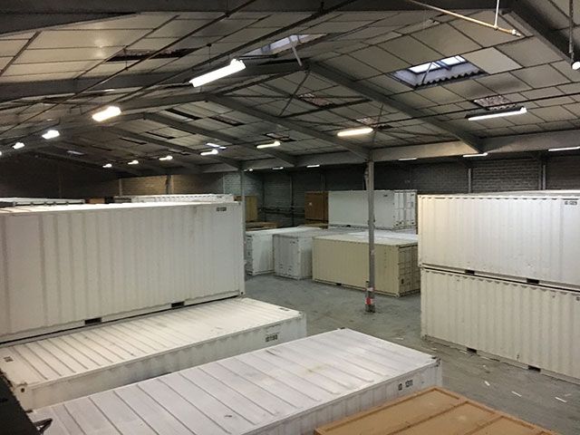 Containers blancs dans l'entrepôt