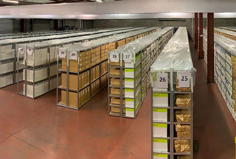 Différents documents archivés dans un grand entrepôt