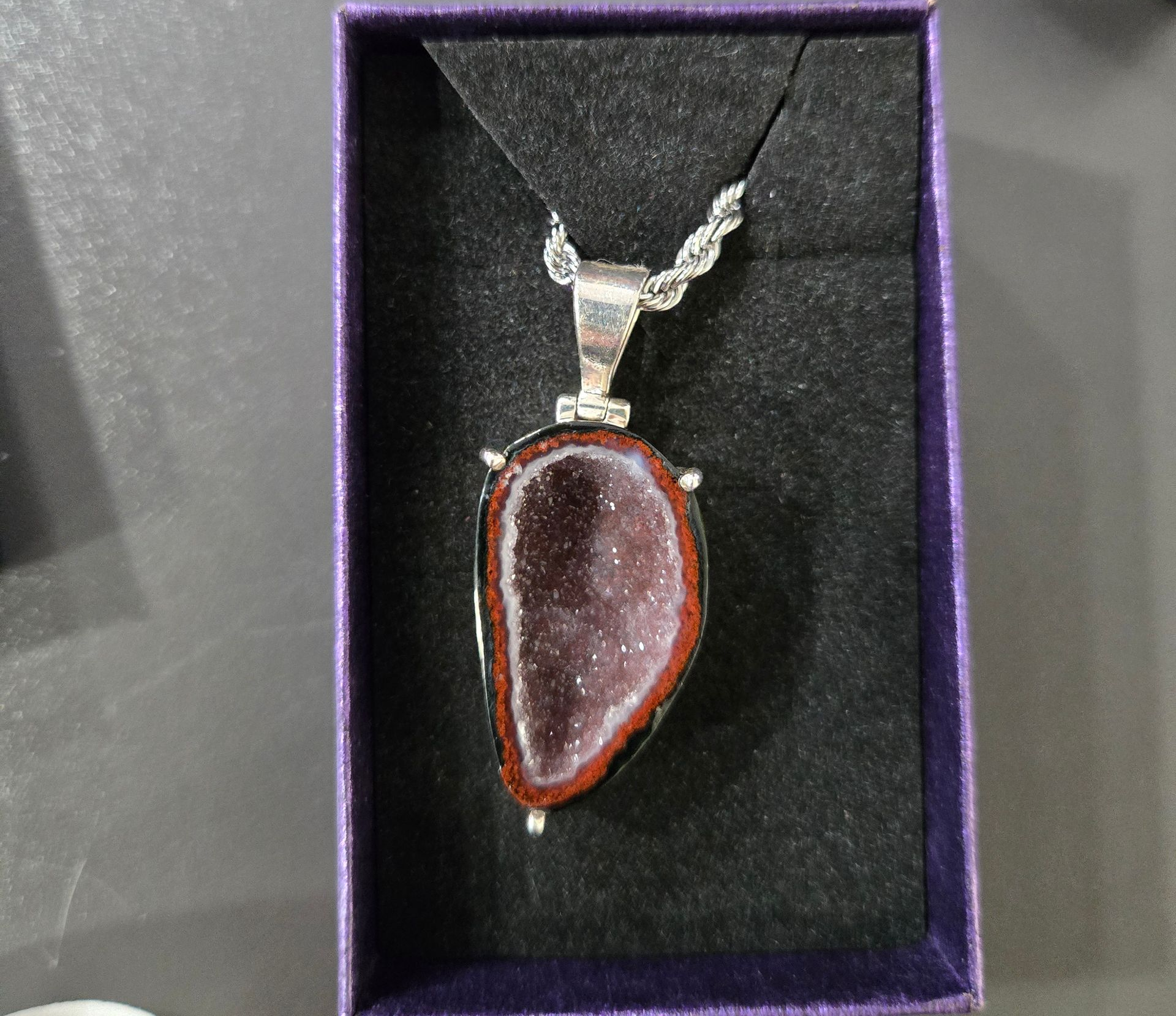 Pendentif en forme de larme dans un écrin à bijoux.
