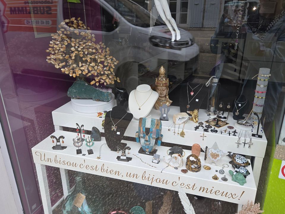 Petite vitrine avec figurines miniatures, décorations évoquant la neige et inscription manuscrite.