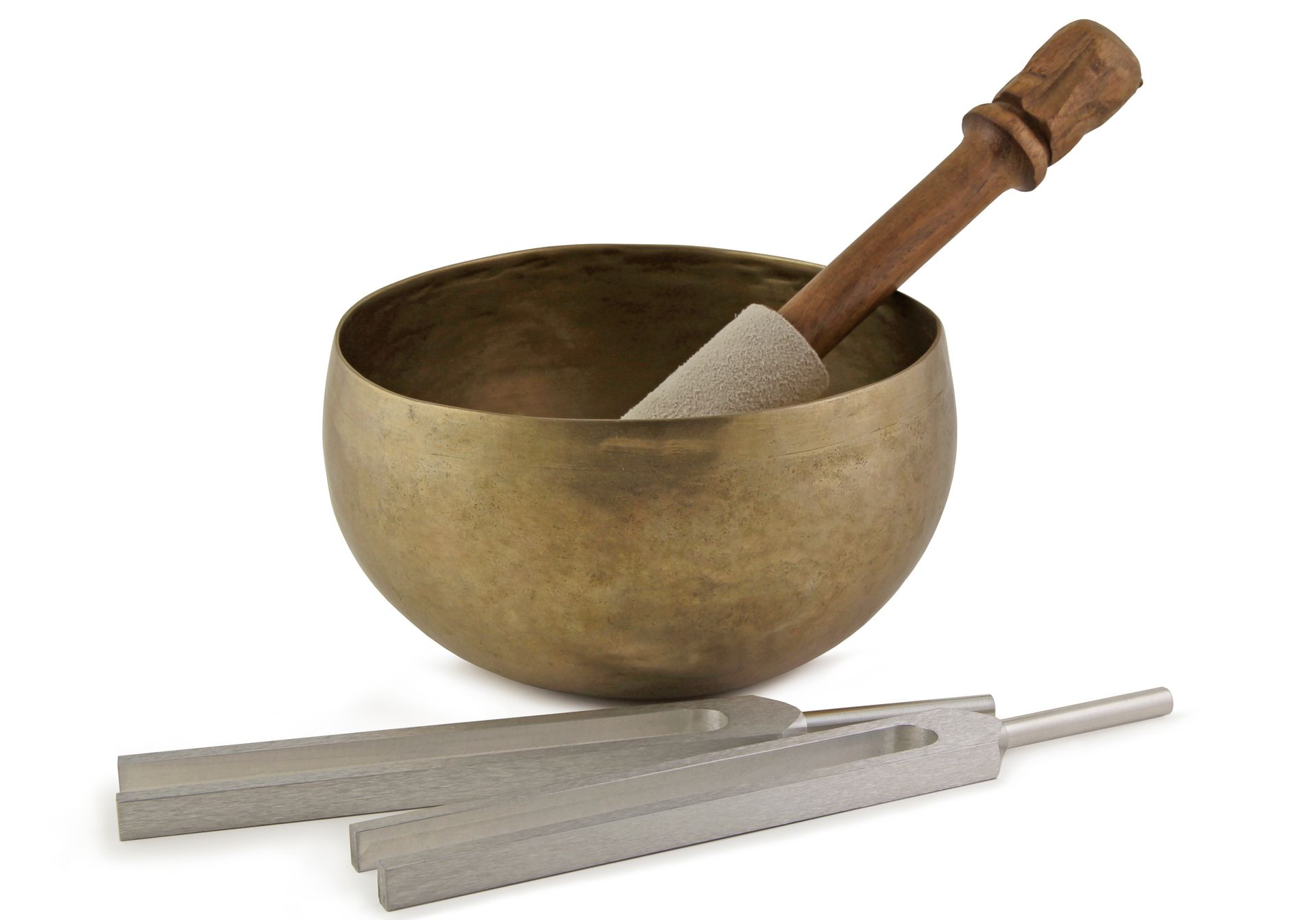 Bol chantant en laiton avec maillet en bois et deux diapasons en métal sur fond.