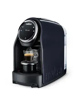 Una máquina de café negro con una taza de café dentro.